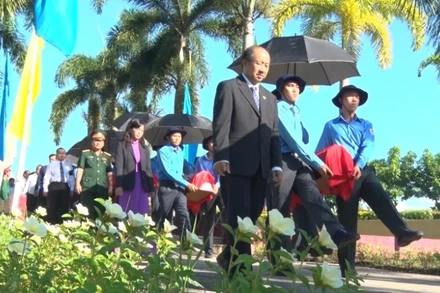 Đưa tiễn các anh về với đất mẹ.