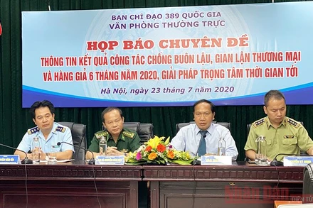 Các đồng chí chủ trì họp báo.
