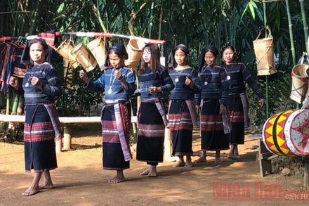 Người Ba Na trình diễn tại Làng Văn hóa Du lịch các dân tộc Việt Nam. Ảnh: TUYẾT LOAN