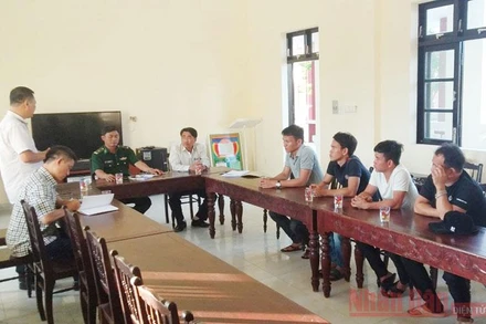 Đại diện Công ty cổ phần vận tải Vinacomin gặp gỡ các ngư dân gặp nạn 