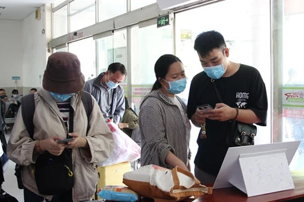 Khai báo y tế trước khi vào phòng chờ ga tàu. 