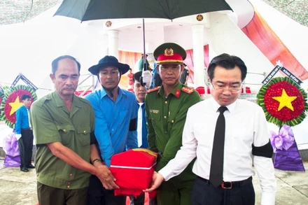 Đưa các liệt sĩ đến nơi an nghỉ cuối cùng.