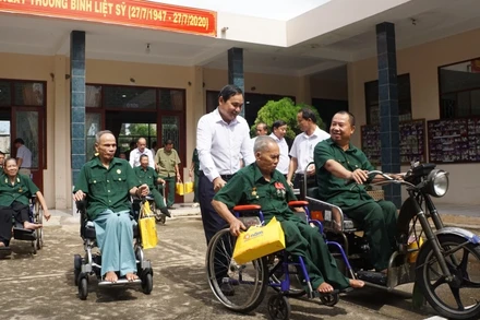Đoàn đến thăm hỏi và trao tặng 62 phần quà cho các thương binh, người có công tại Trung tâm điều dưỡng Thương binh và Người có công Long Đất, thị trấn Long Hải, huyện Long Điền, Bà Rịa - Vũng Tàu.