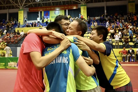 HLV và VĐV Hải Dương 1 ôm nhau ăn mừng chức vô địch.