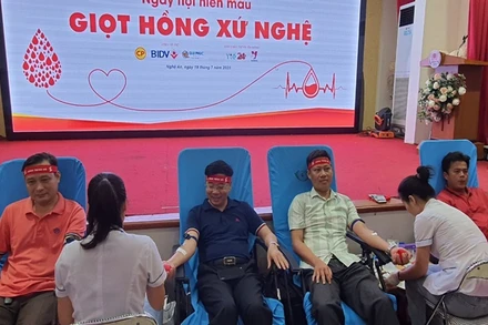 Phó Bí thư Tỉnh ủy Nghệ An Nguyễn Văn Thông (ở giữa, áo thẫm) tham gia hiến máu.