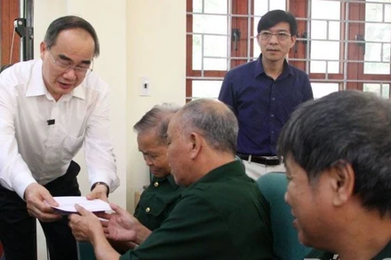 Đồng chí Nguyễn Thiện Nhân thăm, tặng quà Trung tâm Điều dưỡng thương binh Lạng Giang