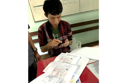 Đối tượng Châu Quốc Việt và số tang vật bị thu giữ.