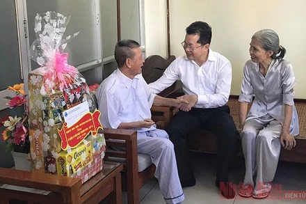 Phó Bí thư Thường trực Thành uỷ Đà Nẵng Nguyễn Văn Quảng thăm thương binh 1/4 Phan Tấn Minh nhân dịp 27-7.