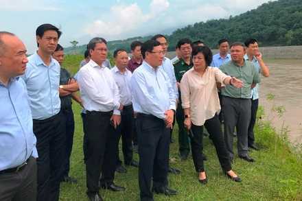 Phó Thủ tướng Chính phủ Phạm Bình Minh thị sát khu vực Bản Vược, huyện Bát Xát, tỉnh Lào Cai.