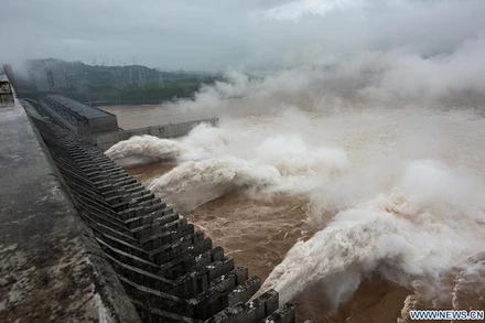 Đập Tam Hiêp xả lũ ngày 18-7-2020. (Ảnh: Xinhua)