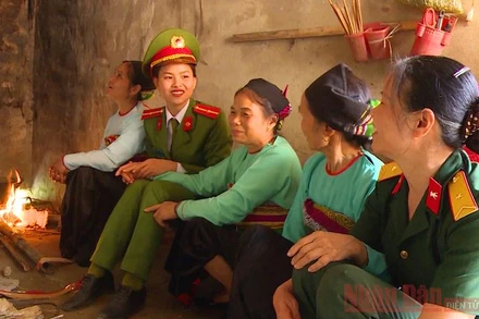 Nữ công an xã xuống địa bàn.