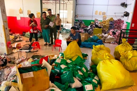 Lực lượng quản lý thị trường Quảng Ninh kiểm tra số hàng hóa nhập lậu để xử lý theo quy định của pháp luật.