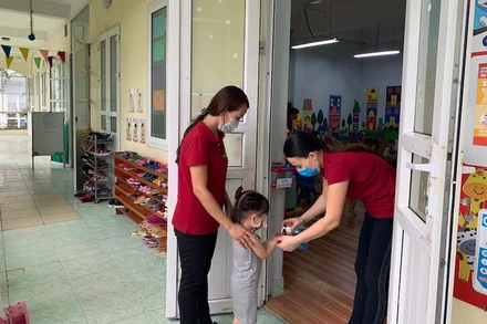 Đón trẻ tới lớp (Ảnh minh hoạ: THU TRÀ)