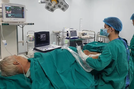 BS Bùi Văn Dũng can thiệp bệnh suy giãn tĩnh mạch cho bệnh nhân.