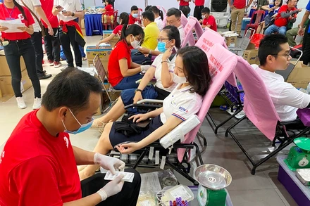 Hàng nghìn người dân tình nguyện hiến máu sáng 21-7.