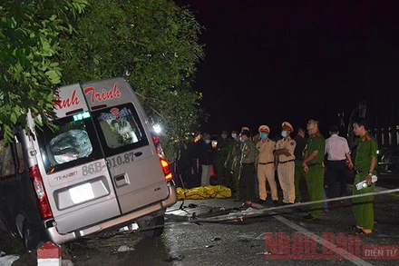 Hiện trường vụ tai nạn giao thông nghiêm trọng ở Bình Thuận rạng sáng ngày 21-7 (Ảnh: Đình Châu).