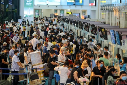 Sân bay Nội Bài đông nghẹt khách nghỉ lễ 30-4 và 1-5