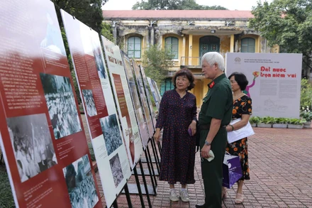 Khách tham quan đến với triển lãm “Đất nước trọn niềm vui”