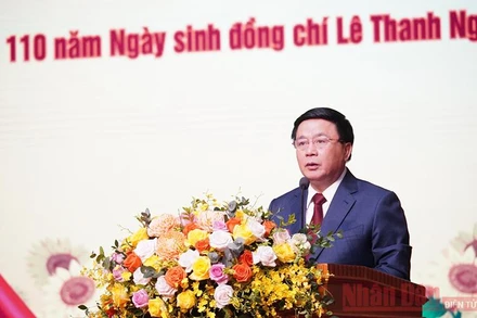 Đồng chí Nguyễn Xuân Thắng, Ủy viên Bộ Chính trị, Giám đốc Học viện Chính trị quốc gia Hồ Chí Minh, Chủ tịch Hội đồng Lý luận T.Ư phát biểu tại hội thảo.