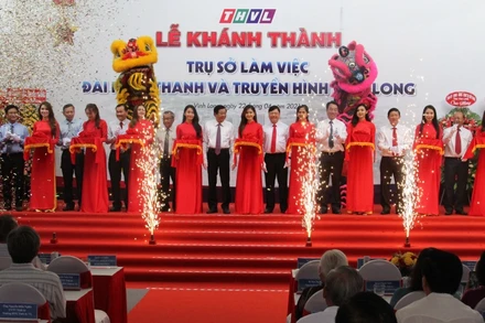 Lễ cắt băng khánh trành.