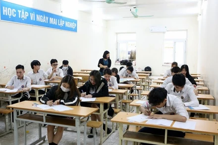 Học sinh Học viện Múa Việt Nam thi các môn văn hoá (Ảnh: HVMVN)