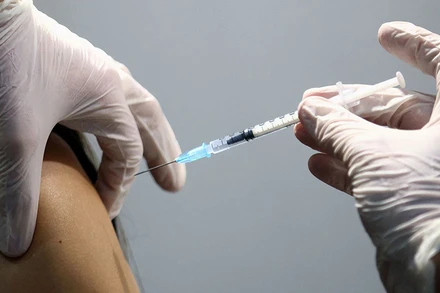 Kết quả một nghiên cứu của các nhà khoa học tại Đại học Oxford (Anh) cho thấy vaccine ngừa Covid-19 làm giảm đáng kể nguy cơ lây nhiễm bệnh. Ảnh: Reuters