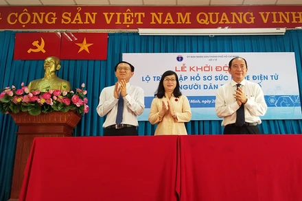 Lãnh đạo Sở Thông tin và Truyền thông, Sở Y tế và UBND phường 27, quận Bình Thạnh ký hợp tác thực hiện Hồ sơ sức khỏe điện tử.
