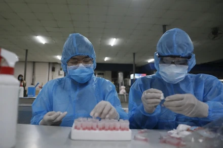 Lấy mẫu xét nghiệm Covid-19 tại Bến xe Miền Đông.