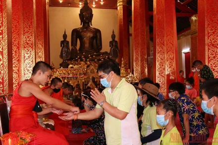 Theo quan niệm của người Lào, buộc chỉ cổ tay sẽ mang đến sức khỏe và may mắn.