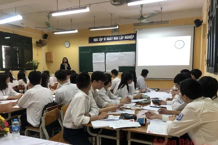 Giờ học thực nghiệm sách giáo khoa mới môn Toán tại Trường THPT Tây Hồ (Hà Nội). Ảnh: VIỆT DŨNG