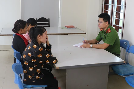 Cơ quan công an tiếp nhận, làm việc với các thai phụ được đưa trở về.