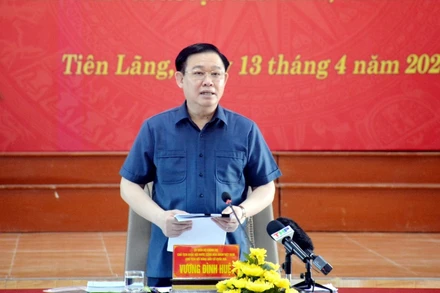 Chủ tịch Quốc hội Vương Đình Huệ phát biểu tại xã Kiến Thiết, huyện Tiên Lãng, thành phố Hải Phòng.