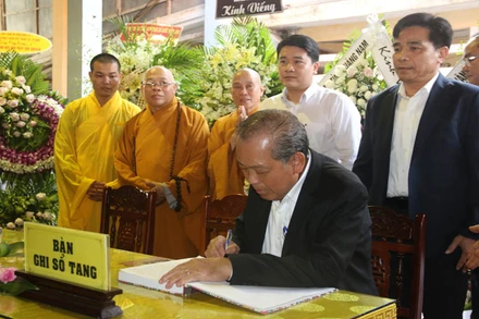 Phó Thủ tướng Thường trực Trương Hòa Bình ghi sổ tang tri ân Hòa thượng Thích Thiện Duyên.
