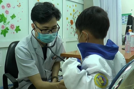 Bác sĩ khám sàng lọc tim cho trẻ em tỉnh Điện Biên.