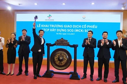 Nghi thức đánh cồng khai trương phiên giao dịch đầu tiên của SCG trên sàn UPCoM. (Ảnh: thoibaotaichinhvietnam.vn)