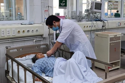 Bệnh nhân phải nhập viện điều trị sau khi tự sử dụng thuốc nam không rõ nguồn gốc tại nhà. 