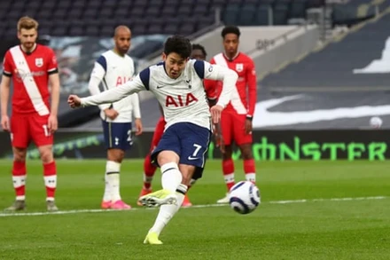 Son Heung-Min sút phạt đền ghi bàn cho Tottenham.