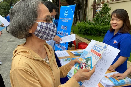 Nhân viên BHXH quận 1, TPHCM tư vấn về các chính sách BHXH cho người dân, người lao động