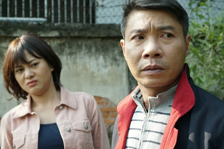 Các nghệ sĩ Công Lý và Phương Oanh trong phim.