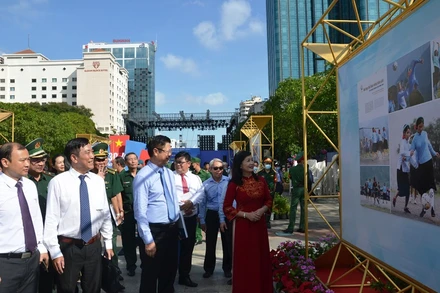 Các đại biểu tham quan triển lãm ảnh. 