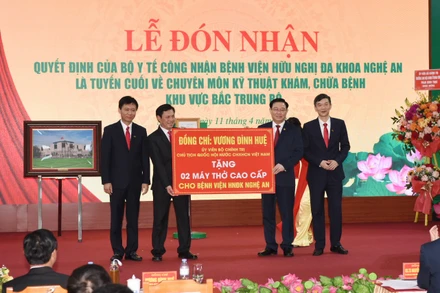 Chủ tịch Quốc hội Vương Đình Huệ trao tặng máy thở cao cấp cho Bệnh viện 