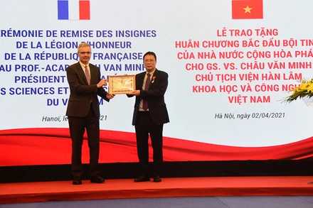 Đại sứ Cộng hòa Pháp tại Việt Nam Nicolas Warnery thay mặt Nhà nước Pháp trao Huân chương Bắc đẩu bội tinh cho GS Châu Văn Minh.