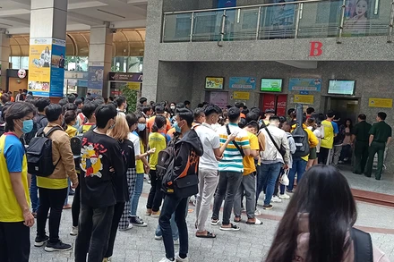 TP Hồ Chí Minh khuyến cáo người dân cần đeo khẩu trang khi ra đường hoặc tập trung nơi đông người.