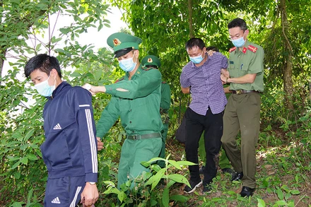 Nguy cơ dịch xâm nhập từ các ca nhập cảnh trái phép qua đường mòn, lối mở. (Ảnh minh họa)