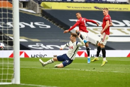 M. Greenwood (áo đỏ, giữa) ghi bàn ấn định chiến thắng 3-1 cho Man United. 