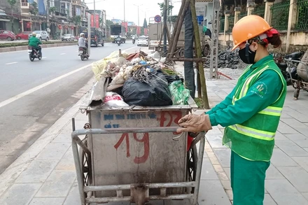 Hằng ngày, trong quá trình quét dọn đường phố, chị Nguyễn Thu Hà tận dụng phế thải để bán thêm tiền mua xăng đi làm. 