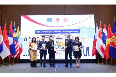 Ra mắt Nghiên cứu so sánh về quản lý lao động di cư trong ASEAN tại Diễn đàn (Ảnh: Molisa).