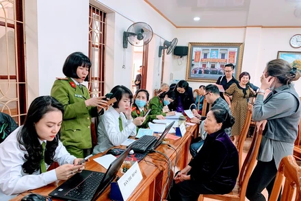 Công an Hải Phòng thu nhận hồ sơ cấp CCCD gắn chíp điện tử lưu động tại phường Máy Tơ (quận Ngô Quyền).