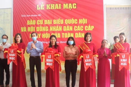 Cắt băng khai mạc triển lãm.