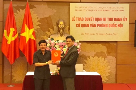 Đồng chí Bùi Văn Cường (bên trái) giữ chức Bí thư Đảng ủy cơ quan Văn phòng QH nhiệm kỳ 2020-2025.